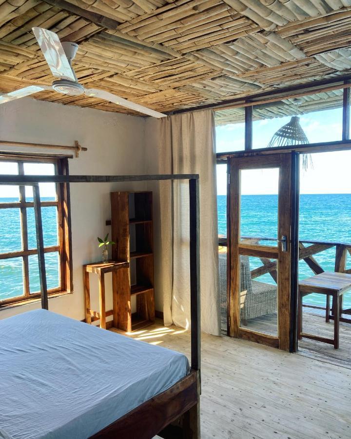 Soul Rebel Lodge & Backpackers Nkhata Bay Экстерьер фото
